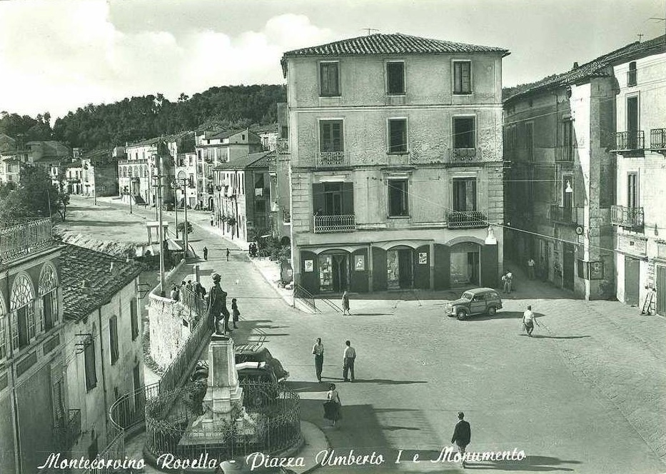 Montecorvino Rovella (Sa), piazza Umberto I e monumento
