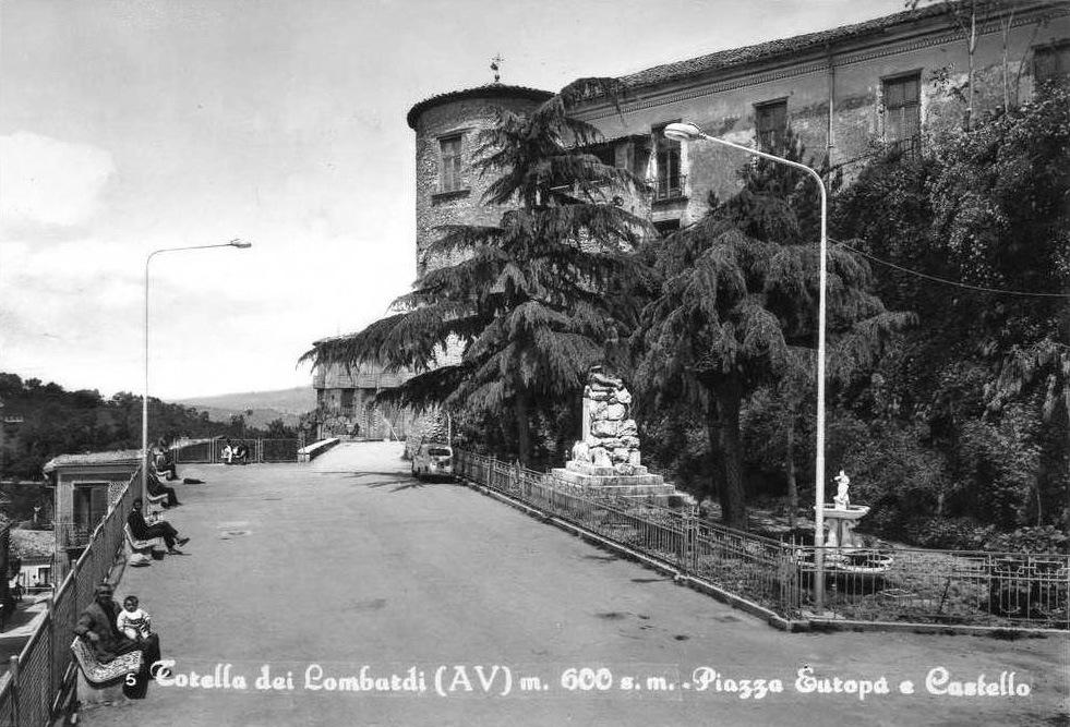 Torella dei Lombardi (Av), Piazza Europa e Castello